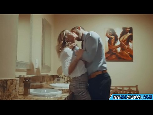 ❤️ Калі грудастая бландынка спакушае цябе ў грамадскім туалете Якасны сэкс у нас ❌❤